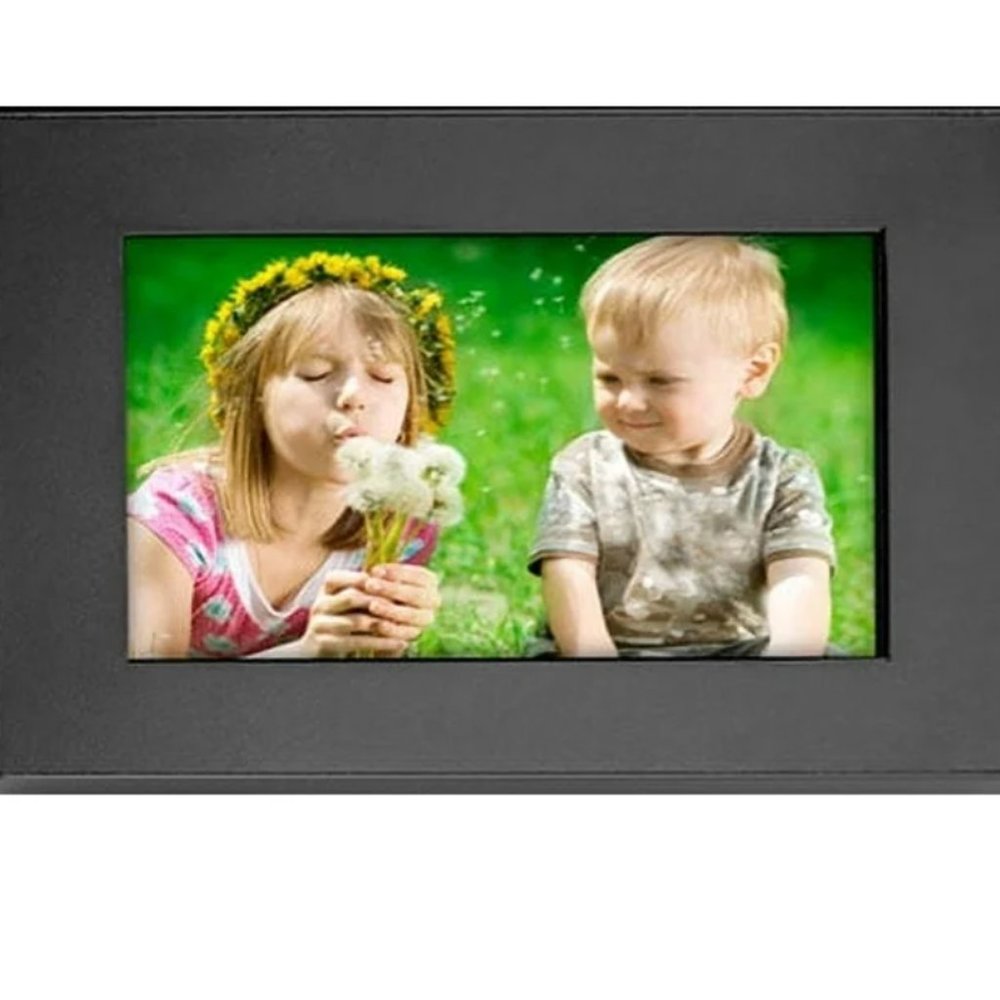NEW!  GiiNii 7" Tech Digital Picture Frame! Plug & Play/ No Computer Required!